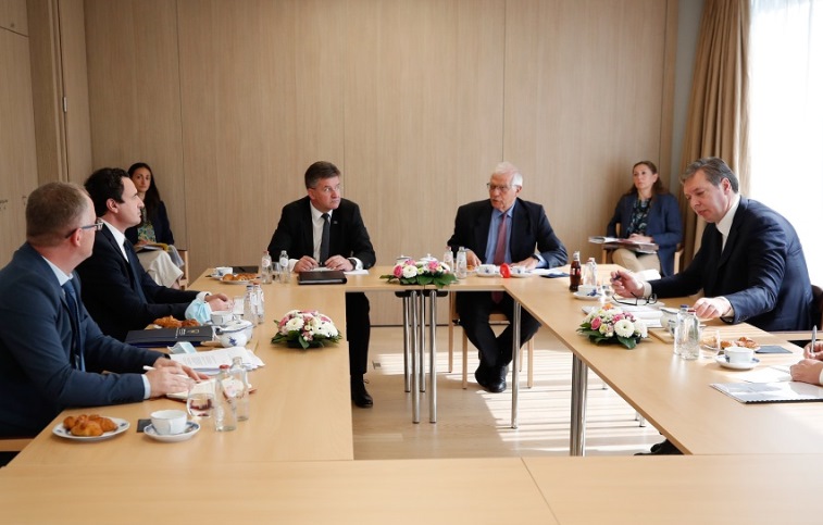 Tensionet Kosove-Serbi: Shefi i diplomacise se BE fton Kurtin dhe Vucic per dialog